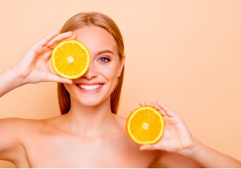 Vitamina C: i suoi effetti sulla pelle del viso e sull’organismo